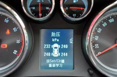 车显示轮胎气压低，安全驾驶的重要警示