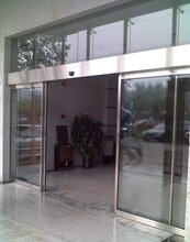 深圳市玻璃门维修中心，专业维修，信誉至上