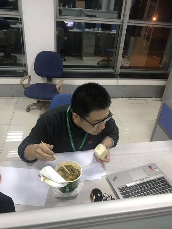 黄金耳绳，传统与时尚的完美结合