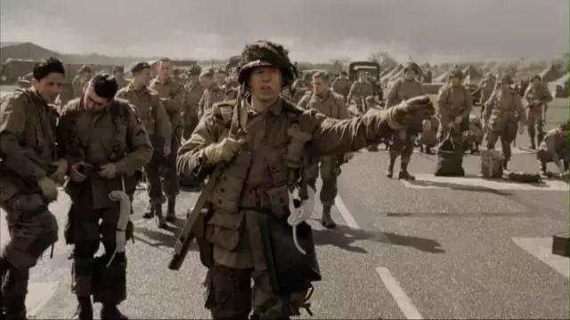 二战德军伞兵服装，历史、设计特点与现代影响