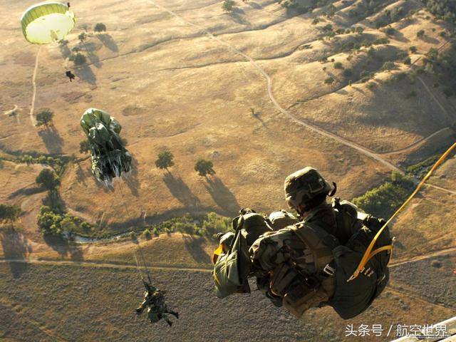 美国伞兵跳伞喊啥，探寻美军跳伞文化中的独特呼唤
