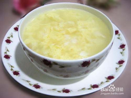 煮醪糟蛋花的艺术，一种美味的传统食品制作