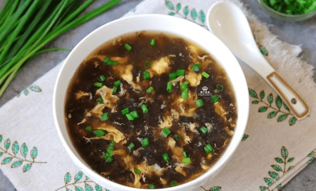 金针菇紫菜蛋花汤，一道美味与健康并存的汤品