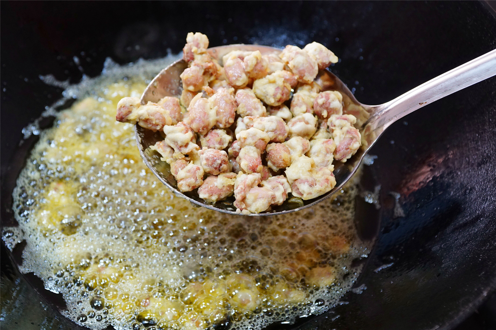 怎样炸鸡蛋花生米——一道家常美食的烹饪指南