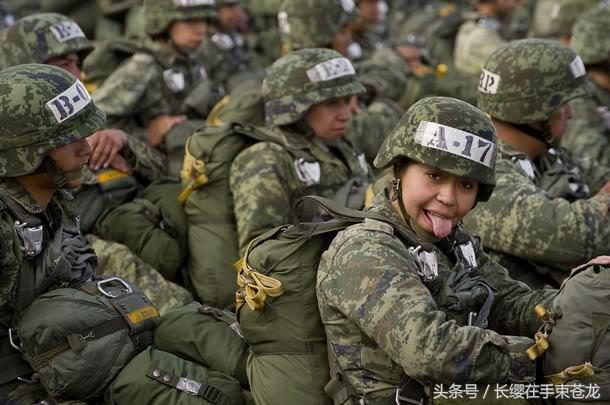 墨西哥伞兵跳伞遭遇卡住事件，挑战与应对