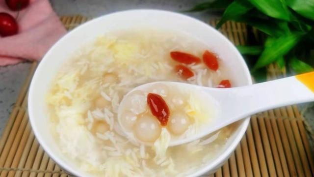 甜酒蛋花，一道美味佳肴与视觉盛宴的融合