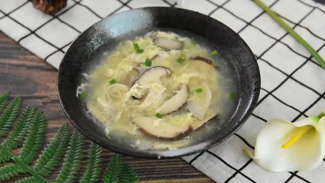 冬菇滚蛋花汤，一道温暖人心的传统美食
